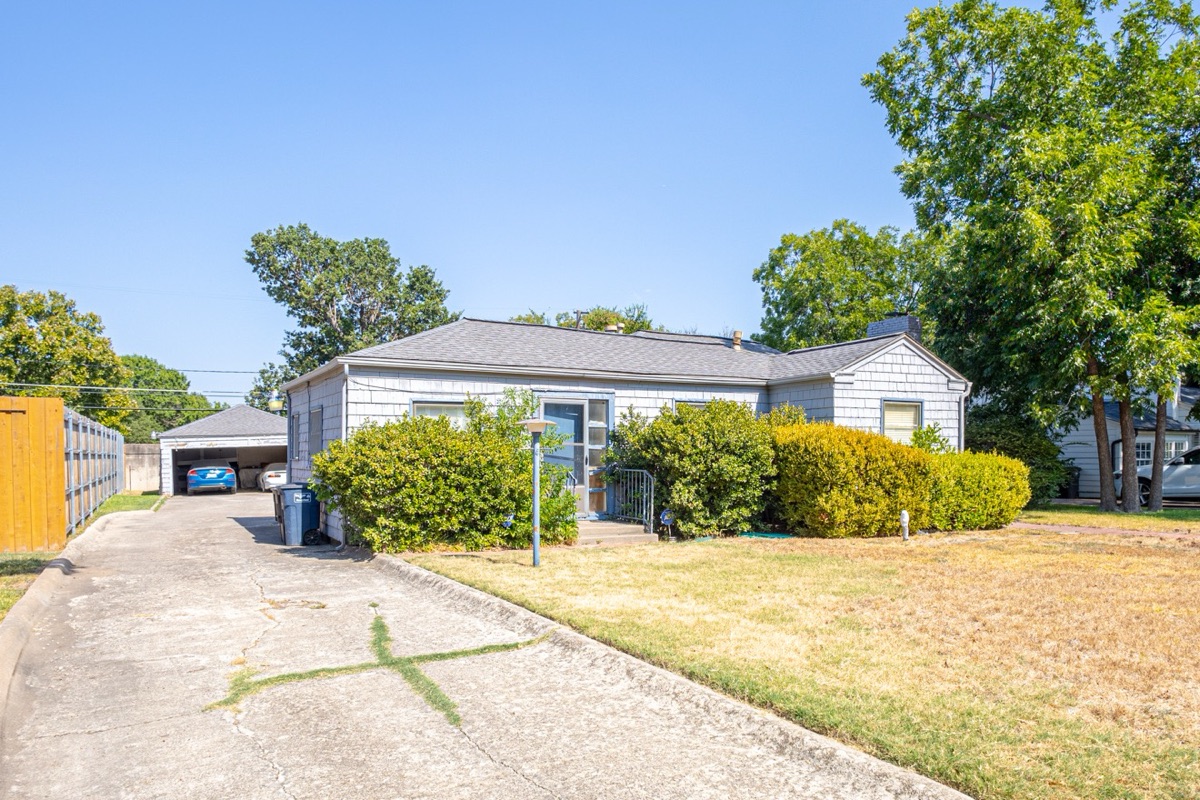 Single-family house in Fort Worth with a long driveway